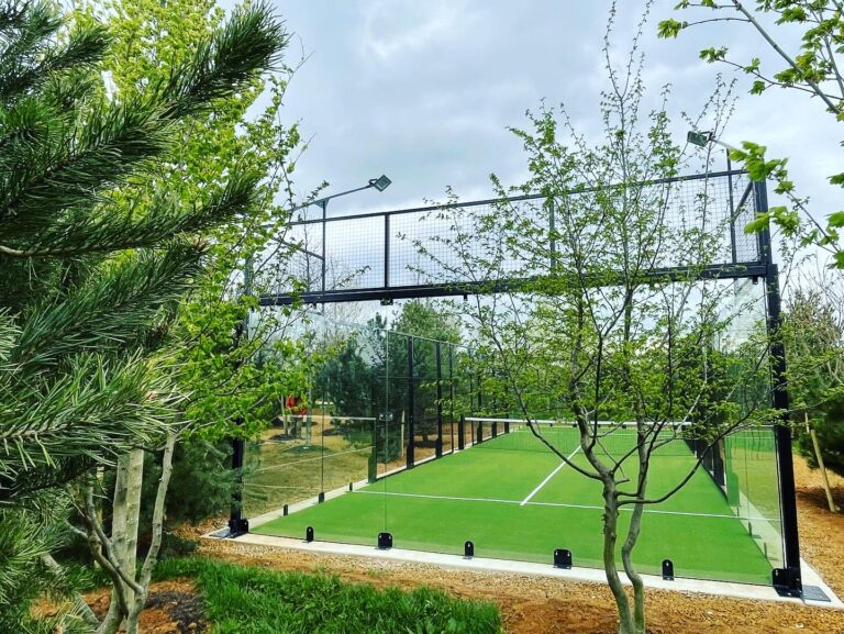 surface minimum dans son jardin pour construire un terrain de padel