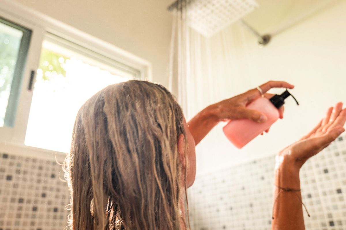 Pourquoi il ne faut surtout pas utiliser les shampoings d&rsquo;hôtel selon une experte ?