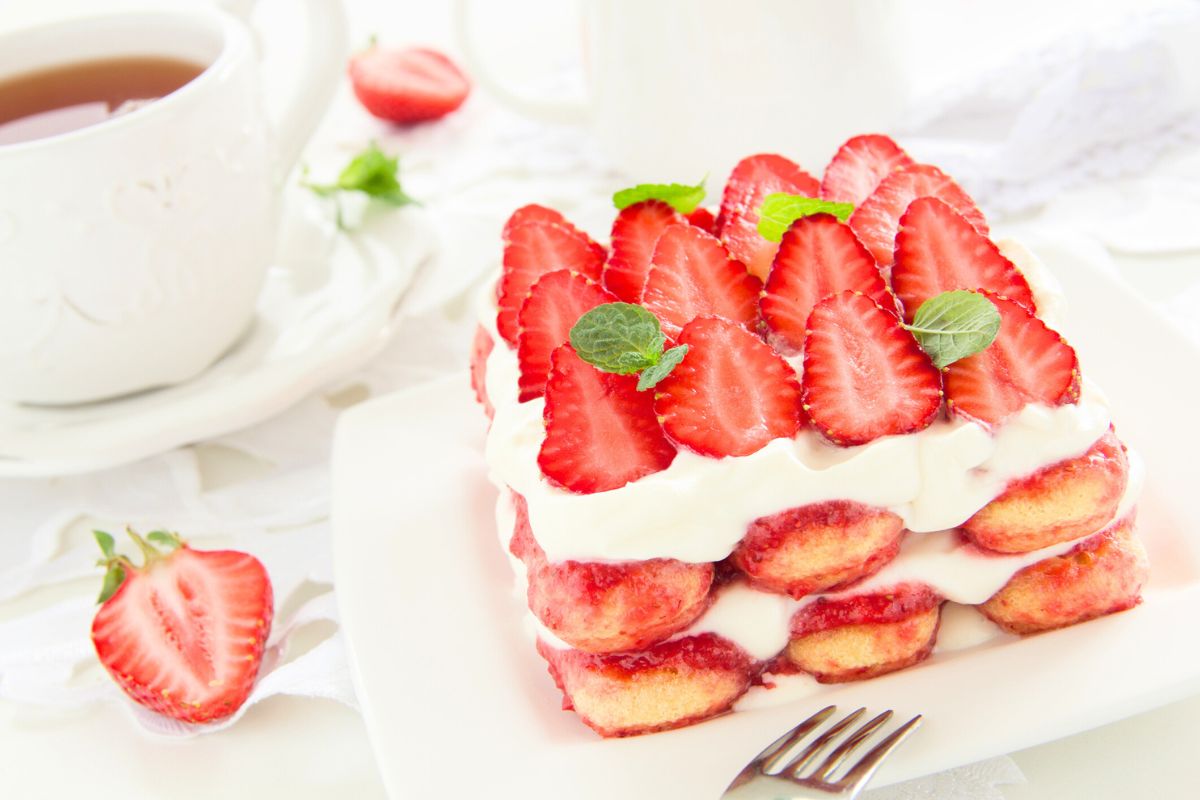 Ce tiramisu aux fraises sans mascarpone cache un ingrédient léger qui fait toute la différence