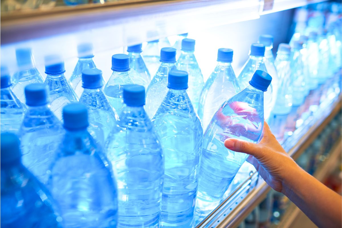 Eau en bouteille : voici pourquoi vous feriez mieux de l’éviter