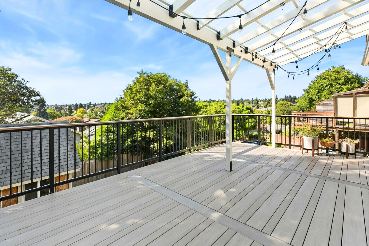 L’astuce simple et naturelle pour blanchir sa terrasse sans frotter