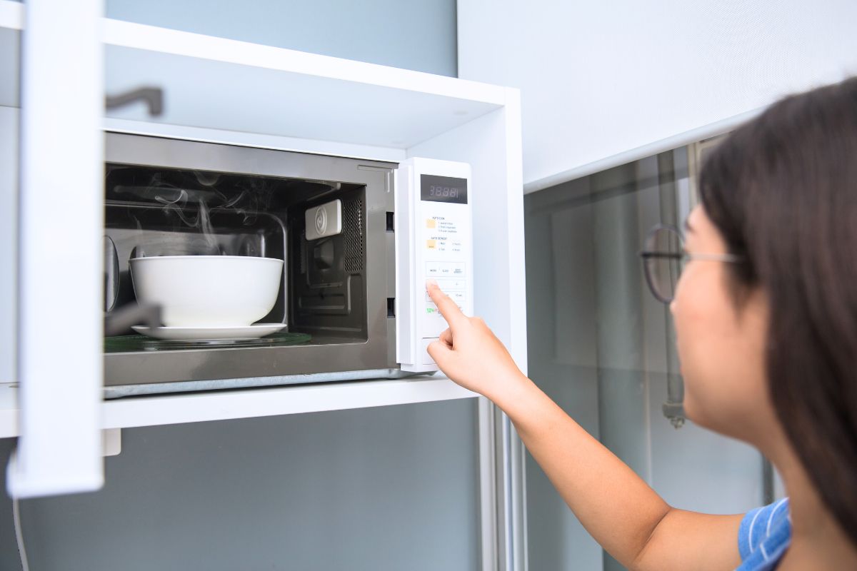 Attention : ces aliments deviennent toxiques une fois réchauffés au micro-ondes