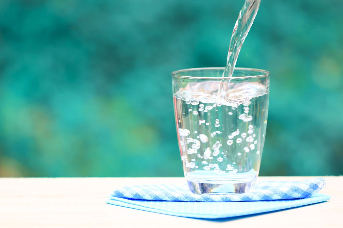 Eau gazeuse vs eau plate : le match santé qui divise les experts