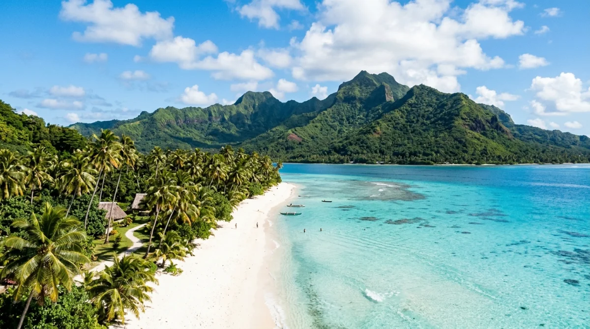 Paysage côtier paradisiaque avec plage de sable blanc, mer turquoise et montagnes verdoyantes à Wallis-et-Futuna.