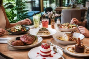 Éphémère Bordeaux à Mérignac : table contemporaine garnie de plats gastronomiques variés, desserts maison et cocktails sans alcool.